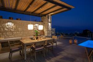 ニキアナにあるVALAGRON VILLAS NIKIANAのダイニングルーム(テーブル、椅子付)