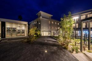 白浜町にあるBakery Hotel SHIRAHAMA ベーカリーホテル シラハマの洗濯乾燥機付きの建物