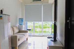 Ruang duduk di Comfy and Best View 2BR at Serpong Greenview Apartment By Travelio