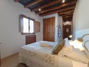 a bedroom with a bed and a window at Hotel La Perla Blanca in Ronda