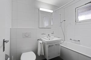 a bathroom with a sink and a toilet and a tub at Fantastic 2BD 110sqm Flat - Mainau 10 in Zürich +12 photos