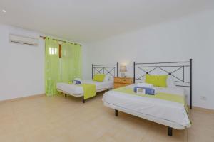 En eller flere senge i et værelse på Can Emmes + 54 billeder