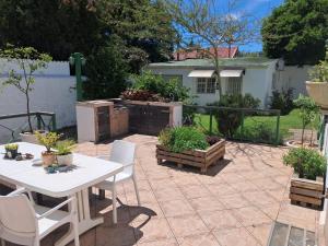 Zahrada ubytování Modern Home In Historic Neighborhood + 10 fotografií