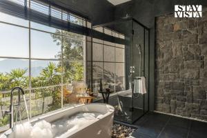 Ένα μπάνιο στο StayVista at Ilika - Heated Infinity Plunge Pool and Jacuzzi +84 φωτογραφίες