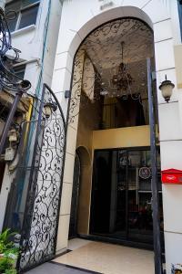 una entrada a un edificio con una puerta de hierro forjado en BnB98 Silom Hotel, en Bangkok