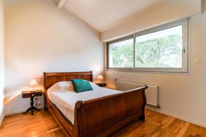 Ένα ή περισσότερα κρεβάτια σε δωμάτιο στο Villa HOUX & IVY 3 chambres proche Lac Marin rive est -Wifi #0384