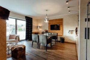 A television and/or entertainment centre at Residenz JANET by MoniCare