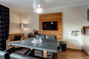 A television and/or entertainment centre at Residenz JANET by MoniCare