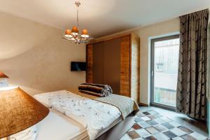 A bed or beds in a room at Residenz JANET by MoniCare