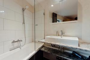 A bathroom at Residenz JANET by MoniCare