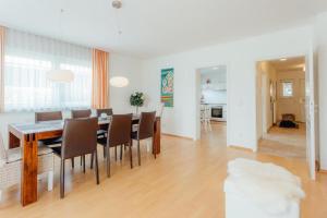 jadalnia ze stołem i krzesłami w obiekcie Chalet SOLYMONT by MoniCare w mieście Seefeld in Tirol