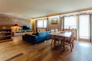 A seating area at Appartement MONTY by MoniCare (Alpenresidenz Tirolia)