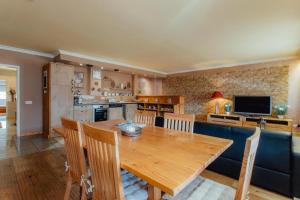 A kitchen or kitchenette at Appartement MONTY by MoniCare (Alpenresidenz Tirolia)