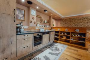 A kitchen or kitchenette at Appartement MONTY by MoniCare (Alpenresidenz Tirolia) Még 21 kép