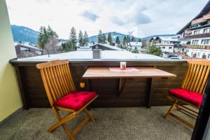 stół i 2 krzesła na balkonie z widokiem w obiekcie Appartement Amalie by MoniCare w mieście Seefeld in Tirol