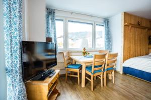 salon ze stołem jadalnym i sypialnią w obiekcie Appartement Amalie by MoniCare w mieście Seefeld in Tirol