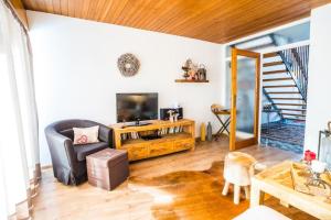 A seating area at Haus Cervelli by MoniCare