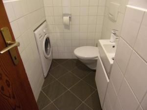 A bathroom at Haus Cervelli by MoniCare
