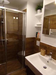 A bathroom at Haus Cervelli by MoniCare