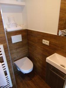 A bathroom at Haus Cervelli by MoniCare