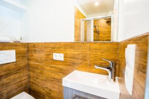 A bathroom at Haus Cervelli by MoniCare