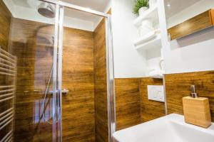 A bathroom at Haus Cervelli by MoniCare