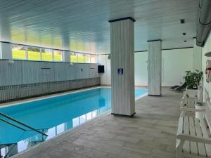Bazén v ubytovaní Studio SOPHIE mit Hallenbad und Sauna by MoniCare alebo v jeho blízkosti
