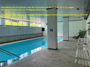 Bazén v ubytovaní Studio SOPHIE mit Hallenbad und Sauna by MoniCare alebo v jeho blízkosti