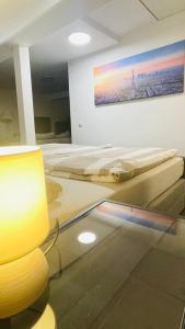 una camera da letto con un letto e un dipinto sul muro di Apartment in Erftstadt , Phantasialand Brühl bei Cologne, Zentral, Bahnhof nah a Erftstadt