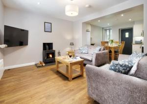 TV a/nebo společenská místnost v ubytování Lily of the Valley