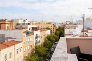 Blick auf die Stadt von einem Gebäude in der Unterkunft Apartamento 7 Atocha Delicias Madrid Rio in Madrid