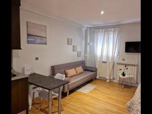 ein Wohnzimmer mit Sofa und Tisch in der Unterkunft Apartamento 7 Atocha Delicias Madrid Rio in Madrid