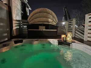 Bazén v ubytování Best EWR Airport Apt-Hot Tub-Free Parking nebo v jeho okolí