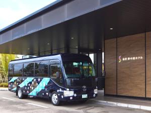 a black bus parked in front of a building at Kanazawa Sainoniwa Hotel in Kanazawa