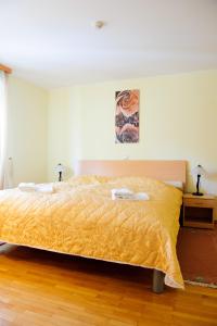 羅加斯卡斯拉提納的住宿－Apartment Park 16，一间卧室配有一张黄色床罩的床