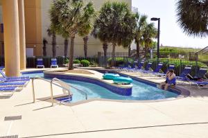 Bazén v ubytování Oceanfront 305, Enjoy, Shop, Walk to Beach Bars, Main Street nebo v jeho okolí