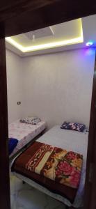 2 stapelbedden in een kamer met een muur bij Taghazoute surf home in Taghazout