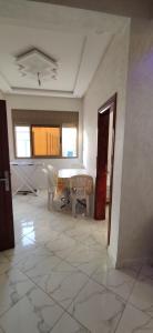 een eetkamer met een tafel en stoelen in een kamer bij Taghazoute surf home in Taghazout