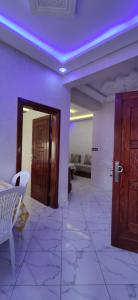 een kamer met twee deuren en een paars plafond bij Taghazoute surf home in Taghazout