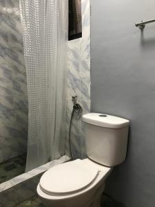 une salle de bain avec toilettes et douche dans l'établissement Mai Resort Hotel, à Laoac