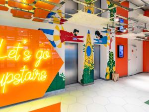 Pokój ze ścianą z malowidłem surfingowym w obiekcie ibis Styles Warszawa Centrum w Warszawie