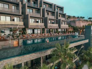 The Bodrum Hotel Yalikavak - MGallery Collection内部或周边的泳池