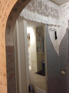 Habitación con una puerta con cortina y cocina en Мини-Квартира SMART-2 Mc-Donald's Іванни Блажкевич-2, en Ternopilʼ