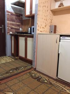 una cocina con estufa y refrigerador en Мини-Квартира SMART-2 Mc-Donald's Іванни Блажкевич-2, en Ternopilʼ