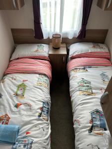 Postel nebo postele na pokoji v ubytování 3 Bed Caravan - Sleeps 8 - Pets - Parking