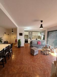 salon z kanapą i stołem w obiekcie La Isla House 5 minuti Centro-Spiaggia Corralejo w Corralejo
