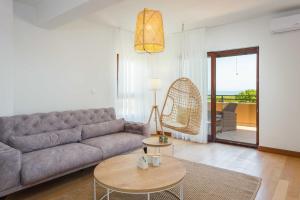 Un lugar para sentarse en Apartments Cesare with Shared Pool