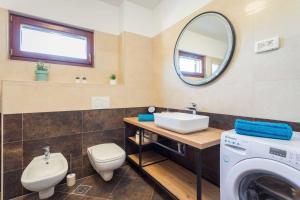 Un baño de Apartments Cesare with Shared Pool