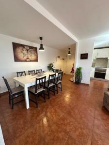 Kuchnia lub aneks kuchenny w obiekcie La Isla House 5 minuti Centro-Spiaggia Corralejo