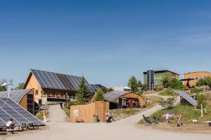 eine Gruppe von Gebäuden mit Solarmodulen darauf in der Unterkunft ETC Torp in Katrineholm